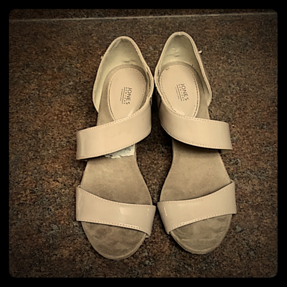 Size 5 JONES NEW YORK nude patent lthr wedge heels